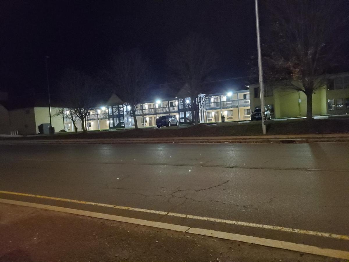 Travel Inn Motel Hartford Kültér fotó
